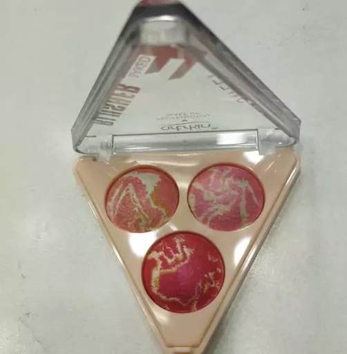 پالت رژگونه و هایلایتر سنگی سه رنگ آرت اسکین مدل Art Skin 3-Color Highlighter & Blush Palette